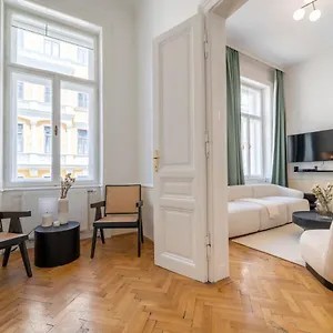 https://luxury-apartment-next-to-the-city-center.vienna-besthotels.com