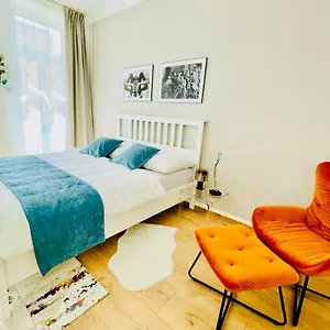 https://colorful-quiet-apartment-in-beautiful-viennese-building.vienna-besthotels.com